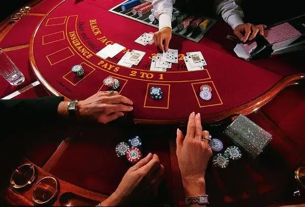 Antarmuka aplikasi pusat judi di layar ponsel dengan meja kasino langsung dan opsi permainan slot